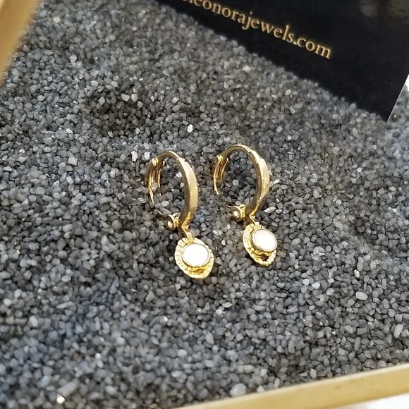 COPY - Small charm gold huggie hoop earrings - Picture 2 of 7